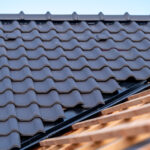 Offene Dachkonstruktion mit teileindeckeung mit schwrzen Dachziegeln